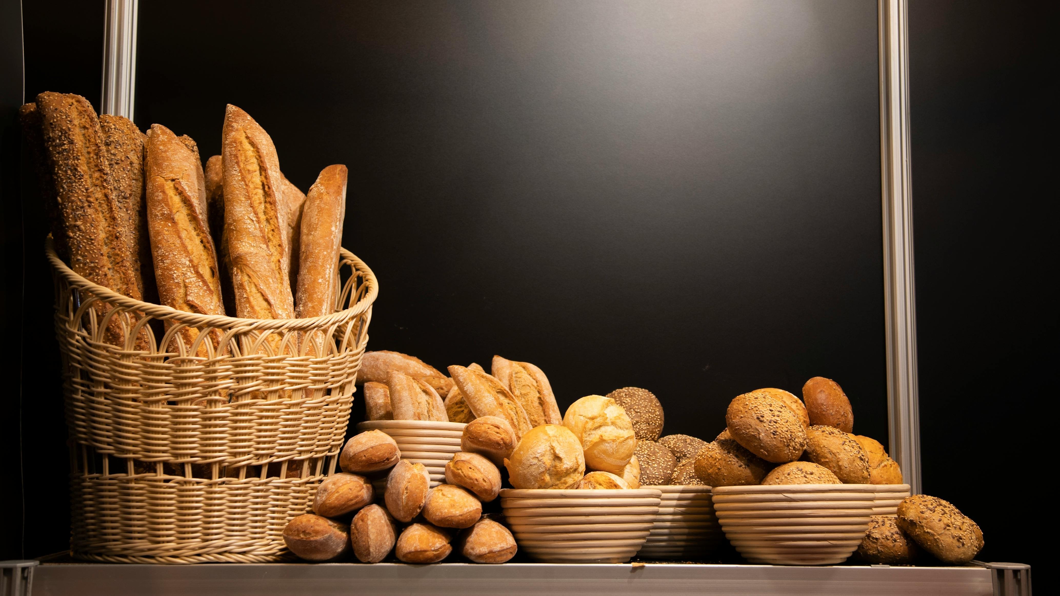 Gluten-Free Bakery Marvels: Emulsifiers and Hydrocolloids in Bread and Beyond